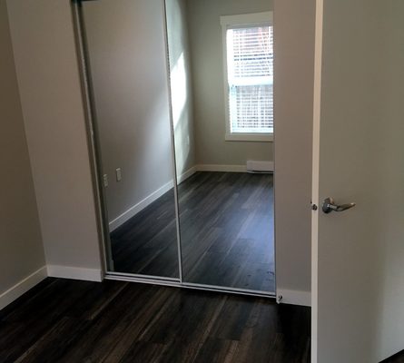 kinglsey-manor-3 kinglsey-manor bedroom with mirror sliding closet doors